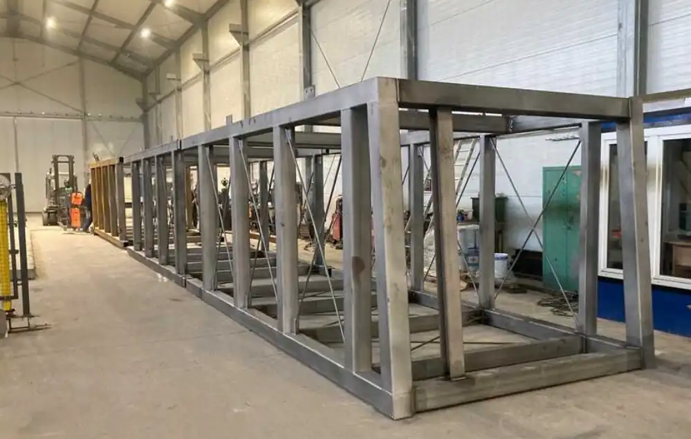 schwere Stahlkonstruktion - Aufzug - in der Halle von Fa. Mateo DB